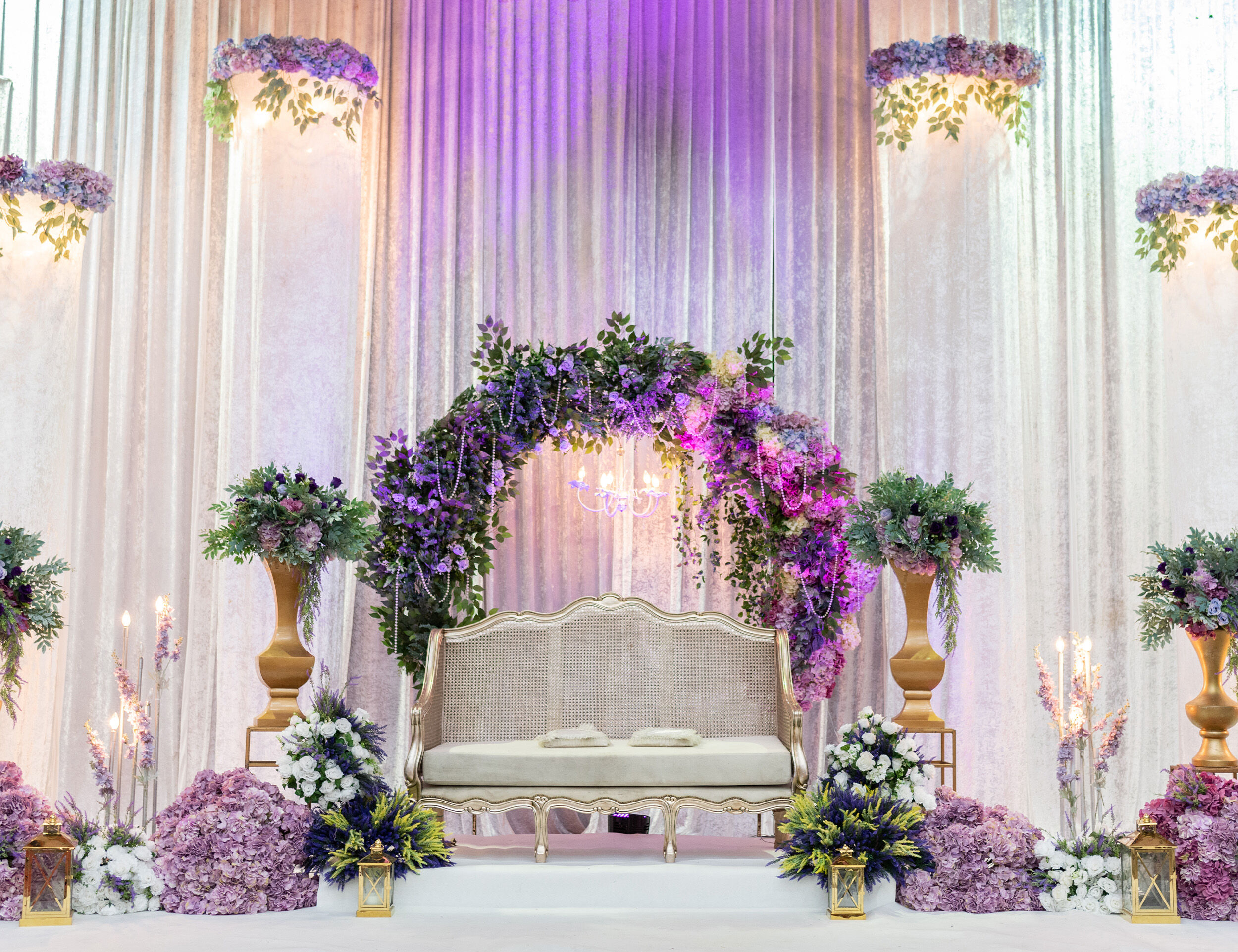 A purple theme flower decoration for wedding